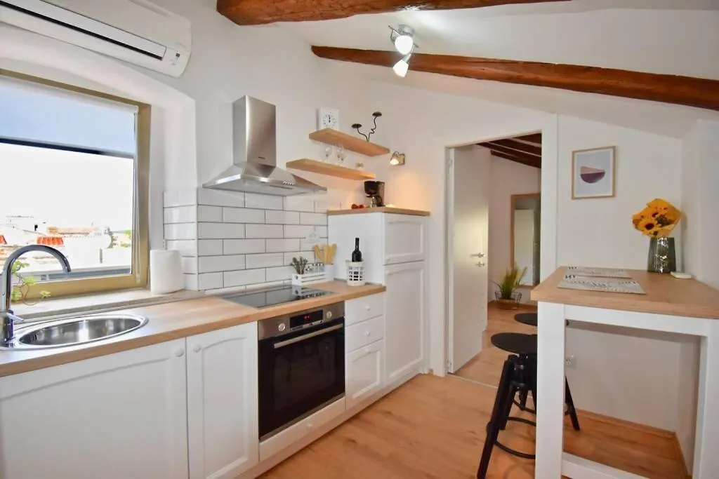 Brand New Top Centre Apartment Póla