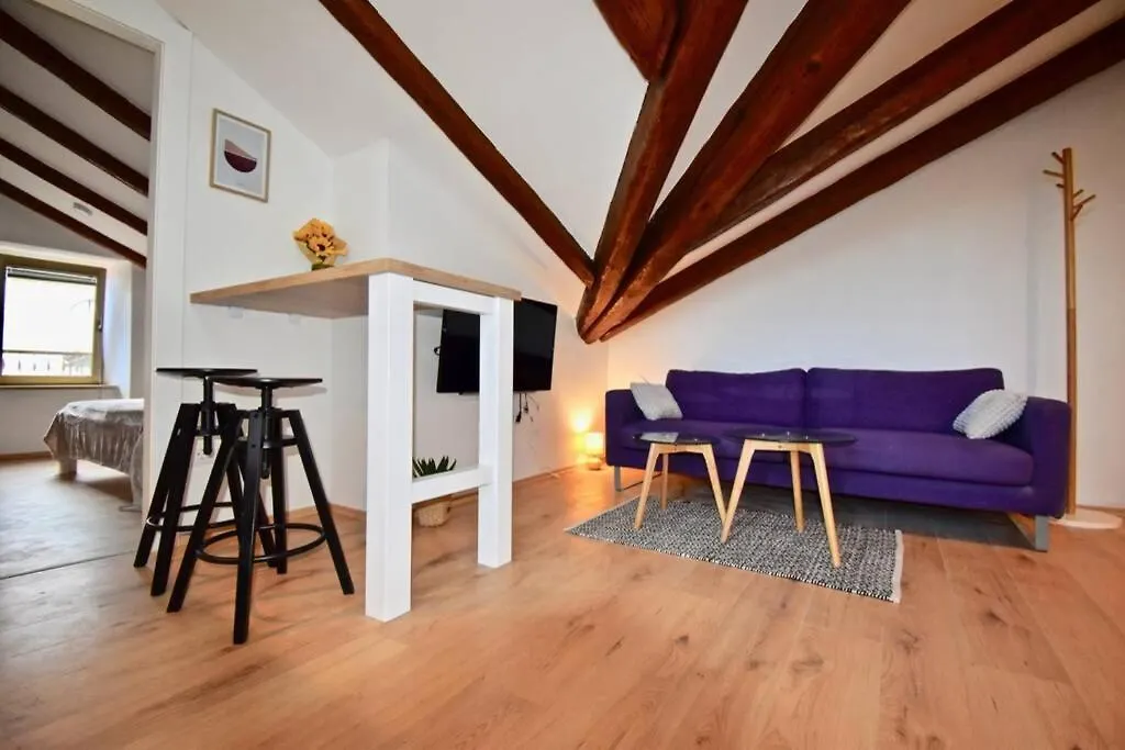 Brand New Top Centre Apartment Póla