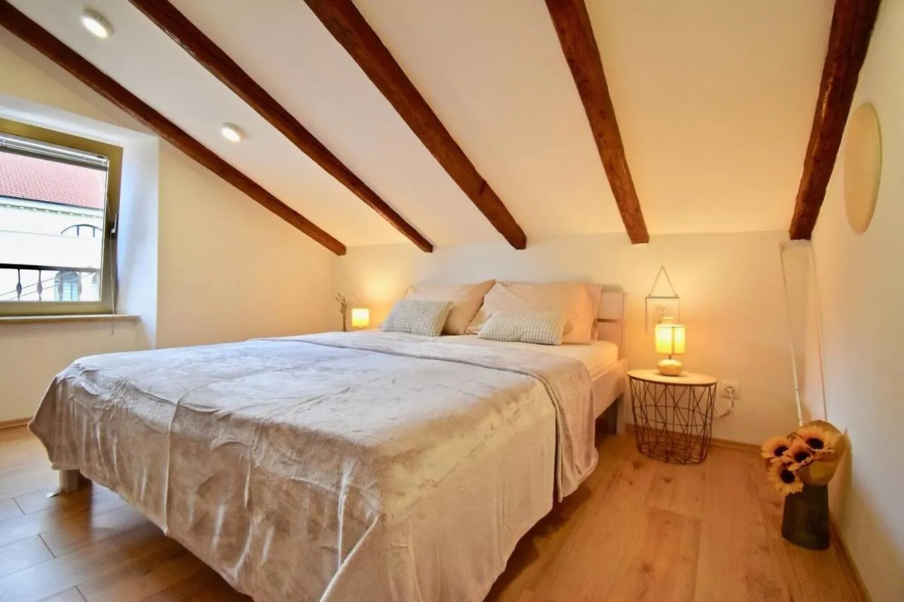 Brand New Top Centre Apartment Póla
